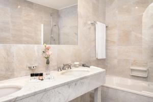 Koupelna v ubytování Hotel Sina Astor