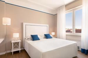 Postel nebo postele na pokoji v ubytování Hotel Sina Astor