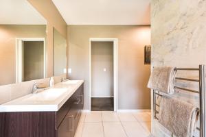 Imagine din galeria proprietății Rolleston Paradise-Master Bedroom with Ensuite Only în Rolleston