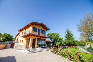 una casa con balcón en la parte superior en Agriturismo Baldassari, en Cascia