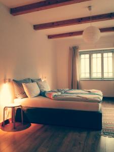 1 dormitorio con 1 cama con lámpara en el suelo en Füveskert en Erdőbénye