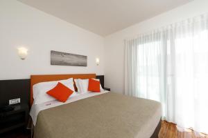 Łóżko lub łóżka w pokoju w obiekcie Hotel Simi Lan