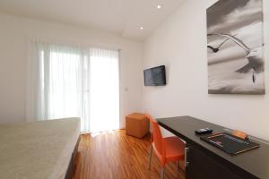 Telewizja i/lub zestaw kina domowego w obiekcie Hotel Simi Lan