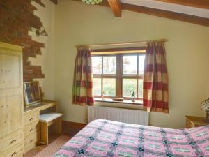 Uma cama ou camas num quarto em Holiday Home Llanfaglan House by Interhome