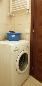 een wasmachine met een blauwe kom erop bij VIA PALESTRINA - CORSO VERCELLI in Turijn