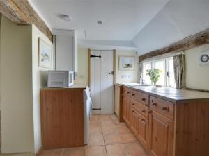 Kitchen o kitchenette sa Holiday Home Old Cobblers Cottage by Interhome