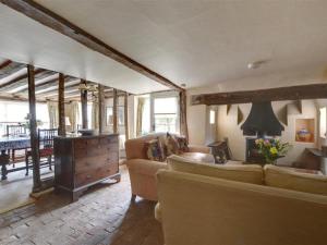 Seating area sa Holiday Home Old Cobblers Cottage by Interhome