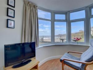 A television and/or entertainment centre at Holiday Home Kittiwake by Interhome