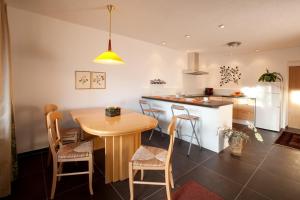 cocina con mesa y sillas en una habitación en Am Apfelbaum, en Imst