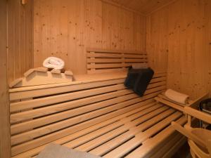 - un sauna en bois avec une mallette noire dans l'établissement Holiday Home Manea by Interhome, à Tribalj