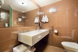 La salle de bains est pourvue d'un lavabo et de toilettes. dans l'établissement Original Sokos Hotel Vaakuna Rovaniemi, à Rovaniemi