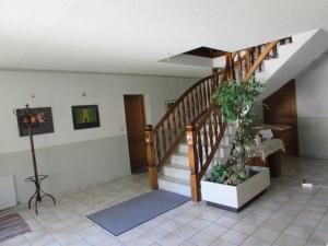 un salon avec un escalier doté d'une plante dans l'établissement Gästehaus Barbara, à Gablitz