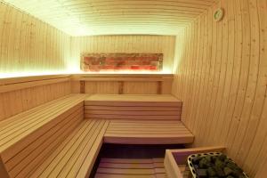 una sauna con un banco en el medio en Zbojnicky penzion, en Jasenica