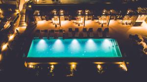Der Swimmingpool an oder in der Nähe von Super Paradise Hotel