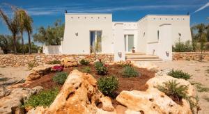 a house with a garden in front of it at Tenuta Ciullo in Marina di Pescoluse