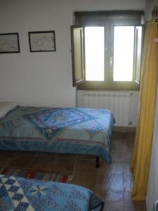 um quarto com 2 camas e uma janela em B&B Casa Letizia em Montemitro