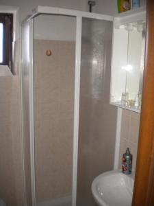 eine Duschkabine im Bad mit Waschbecken in der Unterkunft B&B Casa Letizia in Montemitro