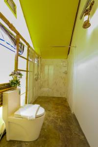 Vonios kambarys apgyvendinimo įstaigoje Mont Blanc Glamping Khao Yai