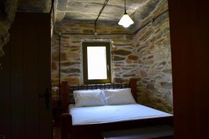 En eller flere senge i et værelse på Private Home 2' from the beach, Orkos Kea