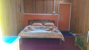 A bed or beds in a room at Vamoose Rainbow Valley Resort