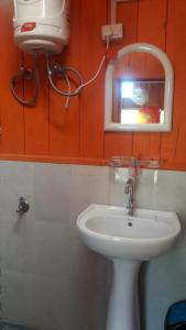 a bathroom with a sink and a mirror at Vamoose Rainbow Valley Resort in Sonāda