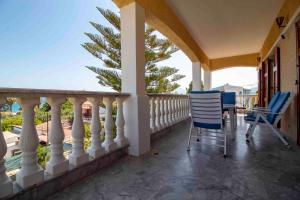 Rõdu või terrass majutusasutuses Laconian Collection #Mavrovouni By the Sea#