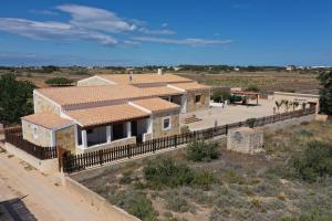 eine Luftansicht eines Hauses in der Wüste in der Unterkunft Casa Can Pep - Astbury Formentera in Sant Ferran de Ses Roques