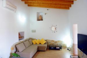 sala de estar con sofá y TV en Casa Can Pep - Astbury Formentera, en Sant Ferran de Ses Roques