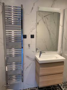 ein Bad mit einem Waschbecken und einem Spiegel in der Unterkunft Villa Maria 2 in Toroni