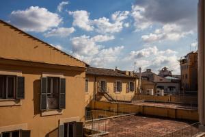 ローマにあるラ フォレステリア ラグジュアリー スイーツの建物のある街の窓からの眺め