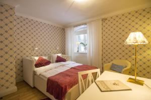 Postel nebo postele na pokoji v ubytování Åkeshofs Slott