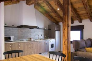 Una cocina con una mesa y sillas en una habitación. en Casa Barrena, en Albarracín 2 fotos más