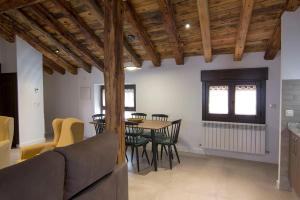Una cocina y un comedor con mesa y sillas. en Casa Barrena, en Albarracín
