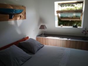 1 dormitorio con cama y ventana en Hameau de la Brelaudière en Jullouville-les-Pins