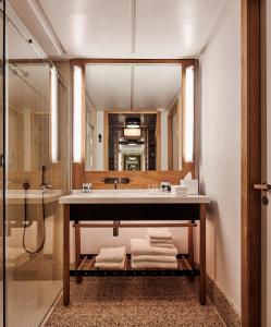 bagno con lavandino e specchio di The Standard London a Londra