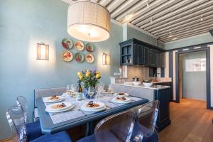 eine Küche mit einem Tisch und Teller mit Lebensmitteln darauf in der Unterkunft La Dimora di San Maurizio 2- Dimora Italia - in Venedig