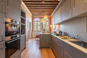 una grande cucina con armadi in legno e una grande finestra di La Dimora di San Maurizio 3- Dimora Italia - a Venezia