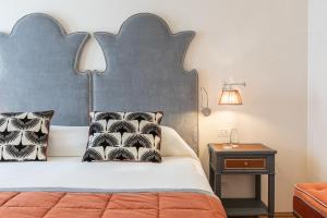 una camera con un letto con una grande testiera metallica di La Dimora di San Maurizio 3- Dimora Italia - a Venezia