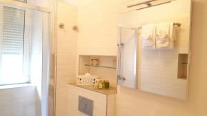 W łazience znajduje się prysznic i lustro. w obiekcie Studio Apartment Vanna - 1st row to the sea w mieście Opatija +18 zdjęć