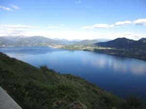 vistas a una gran masa de agua en Hotel Moderno en Premeno