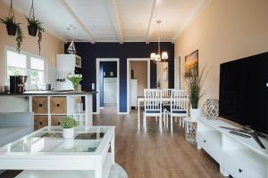 罗斯托克Rostocker Stadtidyll的带厨房和餐厅的客厅