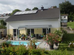 una casa con piscina en el patio en Bed & Breakfast Engen en Engen