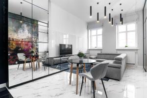 Televízia a/alebo spoločenská miestnosť v ubytovaní RentPlanet - Studio Ruska