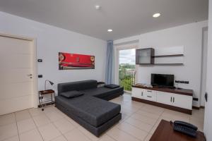 Televízia a/alebo spoločenská miestnosť v ubytovaní Porta Pispini Residence
