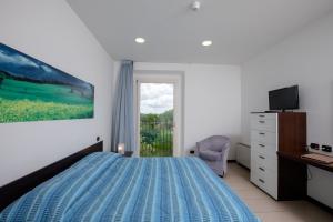 Televízia a/alebo spoločenská miestnosť v ubytovaní Porta Pispini Residence