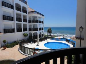 Sitio de CalahondaにあるSeaview Puerta del Mar first line beachのホテルのバルコニーから海の景色を望めます。