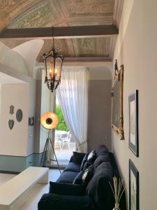 a living room with a blue couch and a ceiling at Dimora dell'Antico Convento in Alba