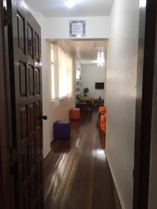 uma porta aberta para um corredor com uma sala de estar em BARRA - 3 Quartos / 3 Banheiros - Amplo, Aconchegante e Artesanal em Salvador