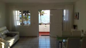 un soggiorno con divano e vista sull'oceano di Isabel3 a Tías