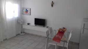 un soggiorno con TV su un tavolo in vetro di Isabel3 a Tías